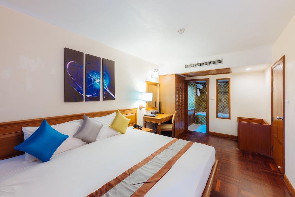 Sunset Beach Resort Phuket Room Type - Junior Suite Pool View with Balcony and Kitchenette and Bathtub Sunset Beach Resort Phuket Room Type - Junior Suite Pool View with Balcony and Kitchenette and Bathtub