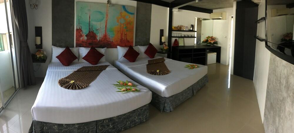 The Front Hotel and Apartment Room Type - Comfort Quadruple Room, Partial Ocean View