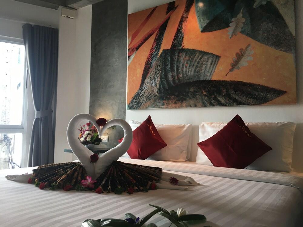 The Front Hotel and Apartment Room Type - Comfort Studio, 1 King Bed, City View