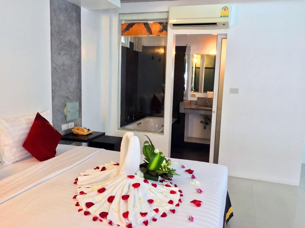 The Front Hotel and Apartment Room Type - Junior Studio, 1 King Bed, City View