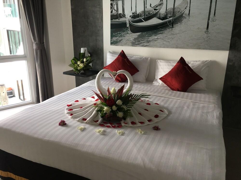 The Front Hotel and Apartment Room Type - Design Studio, 1 King Bed, City View