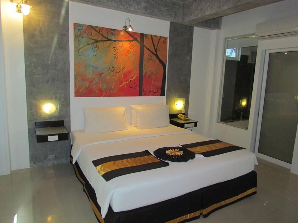 The Front Hotel and Apartment Room Type - Club Studio, 1 King Bed, City View