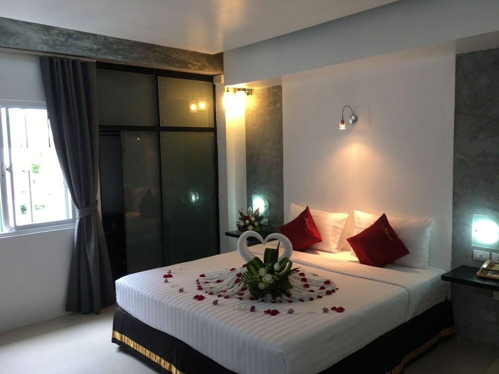 The Front Hotel and Apartment Room Type - Family Apartment, 2 Bedrooms, Non Smoking The Front Hotel and Apartment Room Type - Family Apartment, 2 Bedrooms, Non Smoking