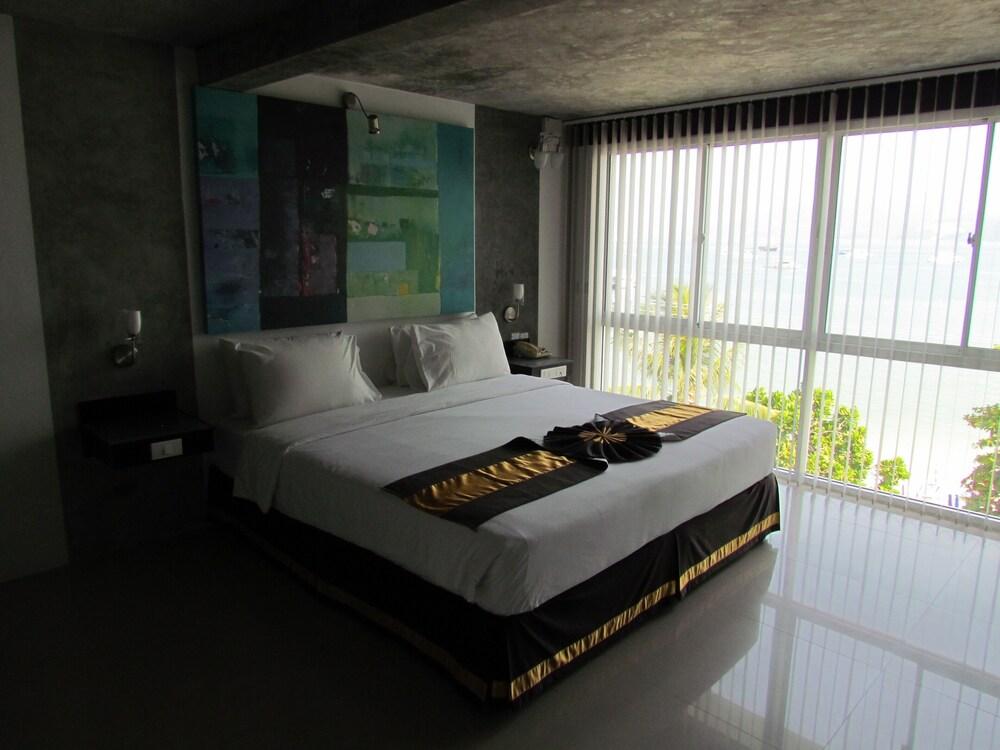 The Front Hotel and Apartment Room Type - Deluxe Studio, Sea View (2 Persons)