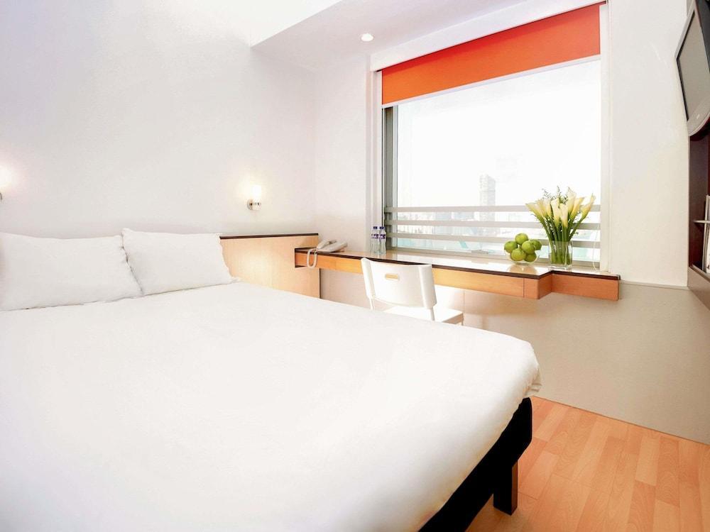 ibis Hong Kong North Point Room Type - Superior Double Room, 1 Double Bed, Harbor View