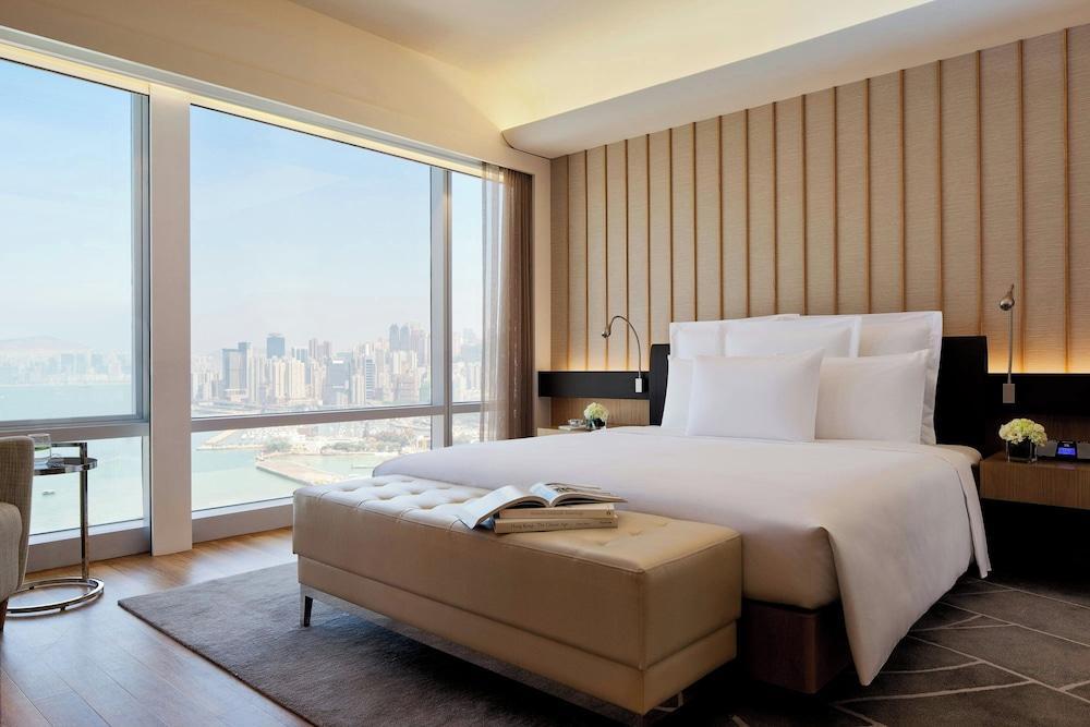 Renaissance Hong Kong Harbour View Hotel by Marriott Room Type - Executive Suite, 1 Bedroom