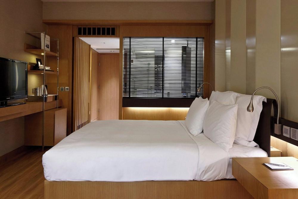 Renaissance Hong Kong Harbour View Hotel by Marriott Room Type - Garden View Room, Guest room, 1 Queen Renaissance Hong Kong Harbour View Hotel by Marriott Room Type - Garden View Room, Guest room, 1 Queen