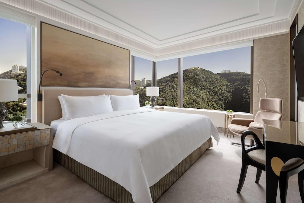 Island Shangri-La Room Type - Suite, 1 King Bed, City View