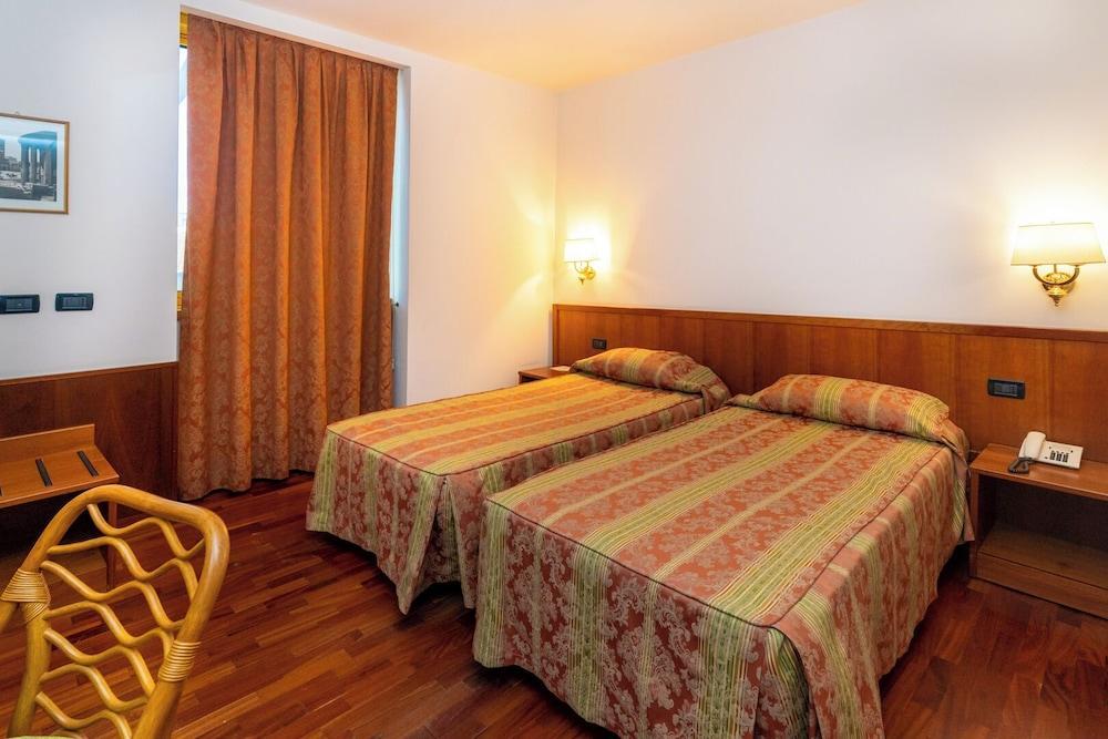 Hotel Tivoli Room Type - Standard Twin Room, 2 Twin Beds
