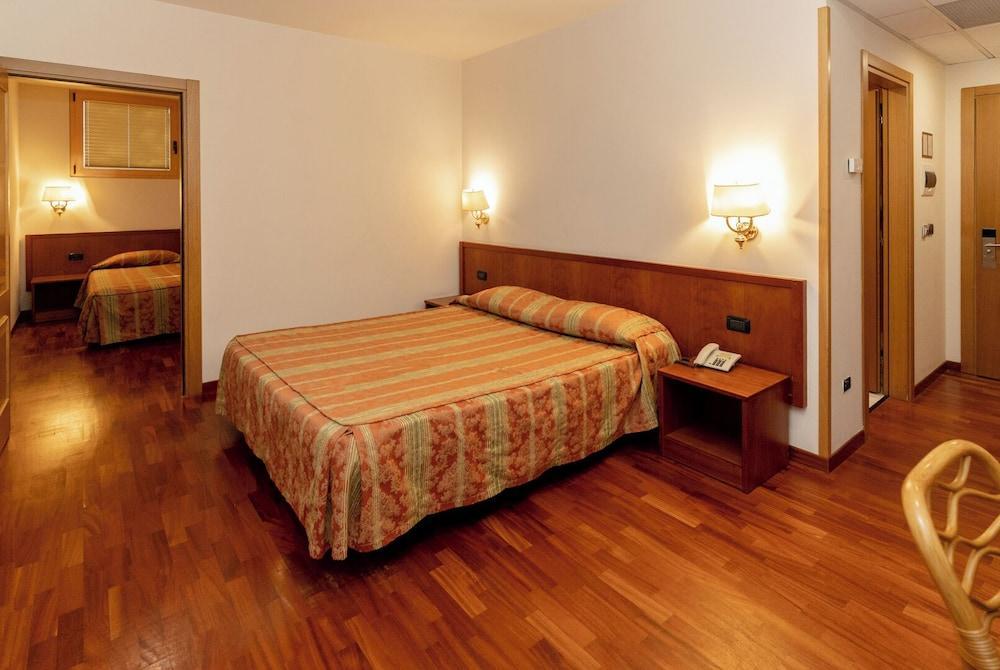 Hotel Tivoli Room Type - Quadruple Room