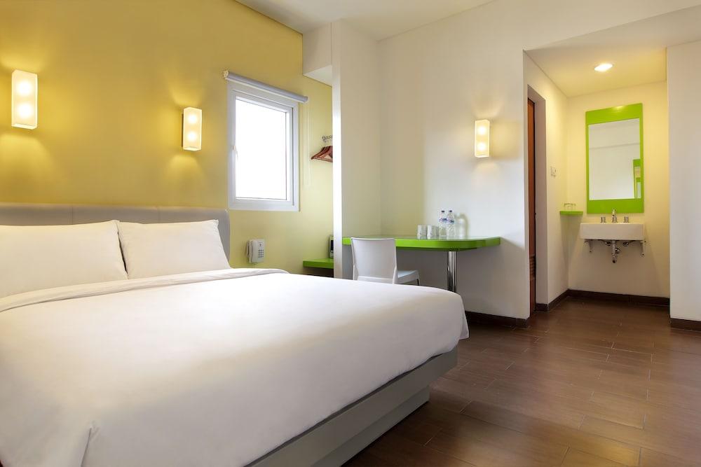 Amaris Hotel Mangga Besar Room Type - Smart Room Queen