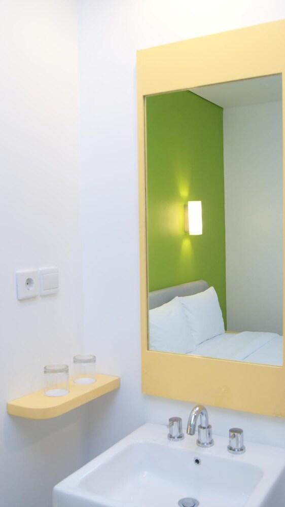 Amaris Hotel Mangga Besar - Tap to explore photos