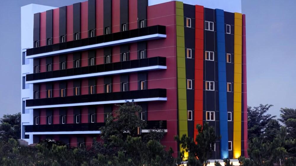 Amaris Hotel Senen - Tap to explore photos