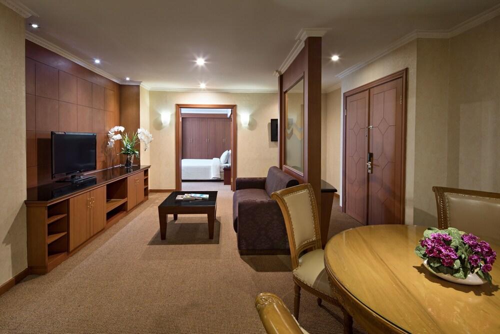 Golden Boutique Hotel Kemayoran - Tap to explore photos