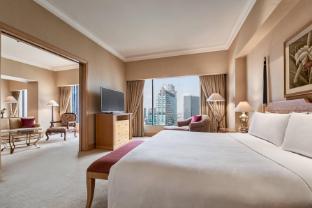 JW Marriott Hotel Jakarta Room Type - Diplomat Suite, Executive lounge access, 1 Bedroom Larger Suite, 1 King, High floor
