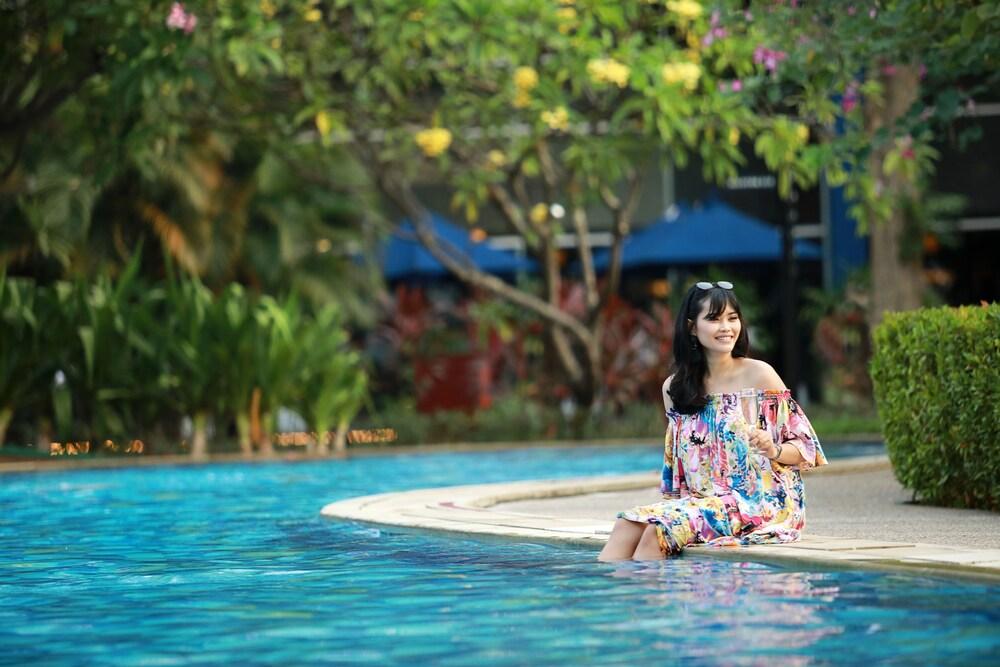 Mercure Convention Center Ancol - Tap to explore photos