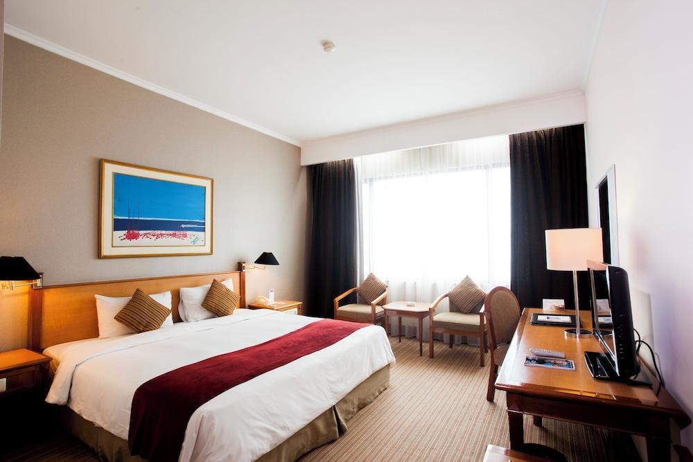 Menara Peninsula Hotel Jakarta Room Type - Deluxe Room, 1 King Bed