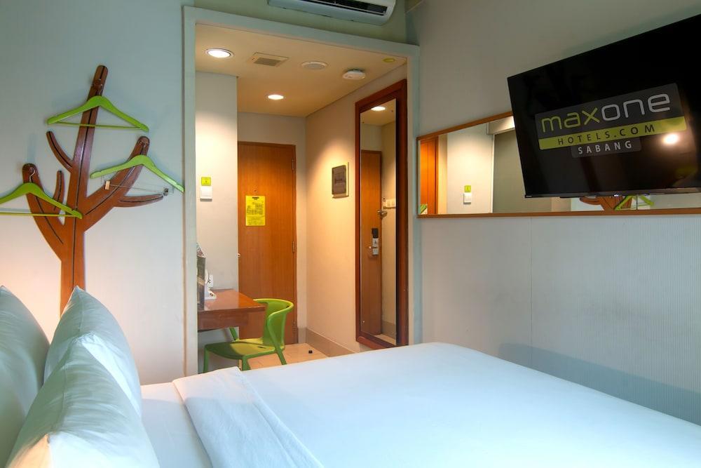 MaxOne Sabang Jakarta Room Type - Max Happiness Room