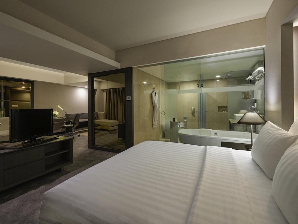 Pullman Jakarta Indonesia Room Type - Deluxe Room, 1 King Bed