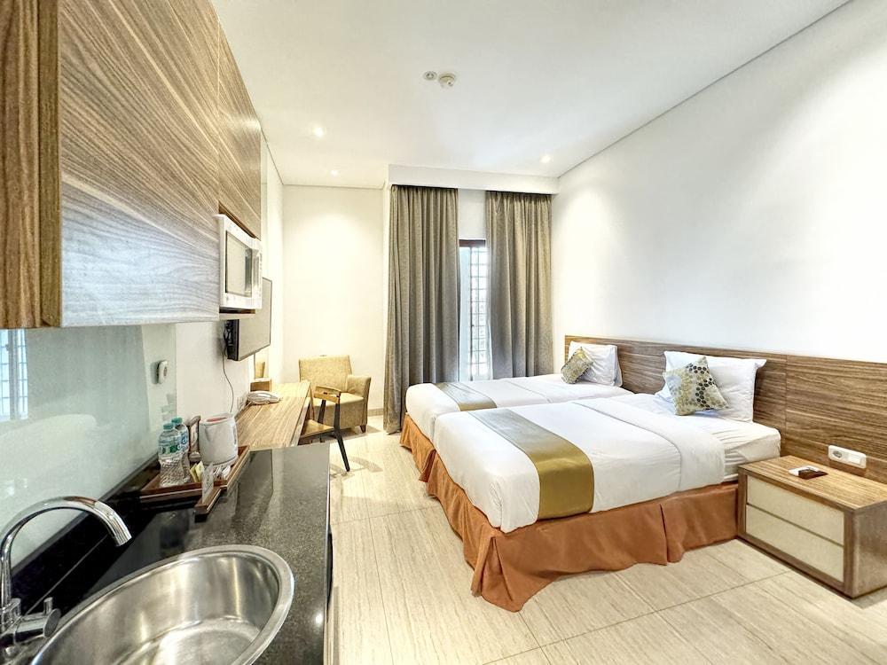Rasuna Icon Hotel Room Type - Business Double or Twin Room (Suite)