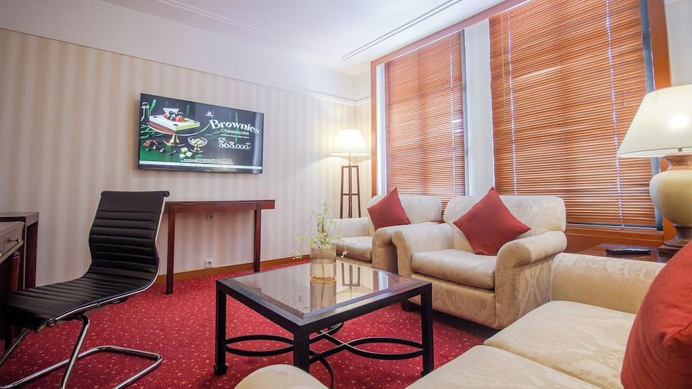 REDTOP Hotel & Convention Center Room Type - Plaza Club Suite