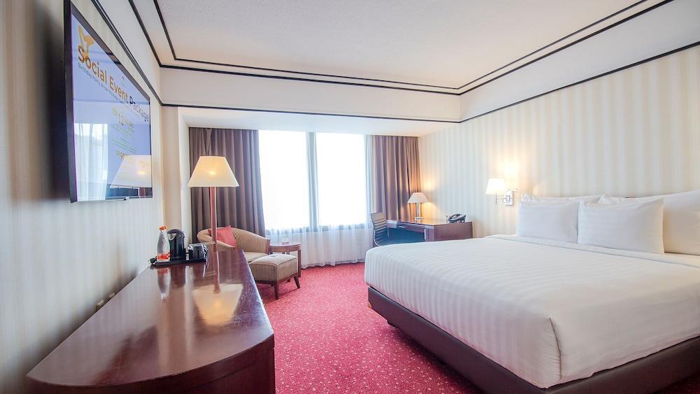 REDTOP Hotel & Convention Center Room Type - Deluxe Room