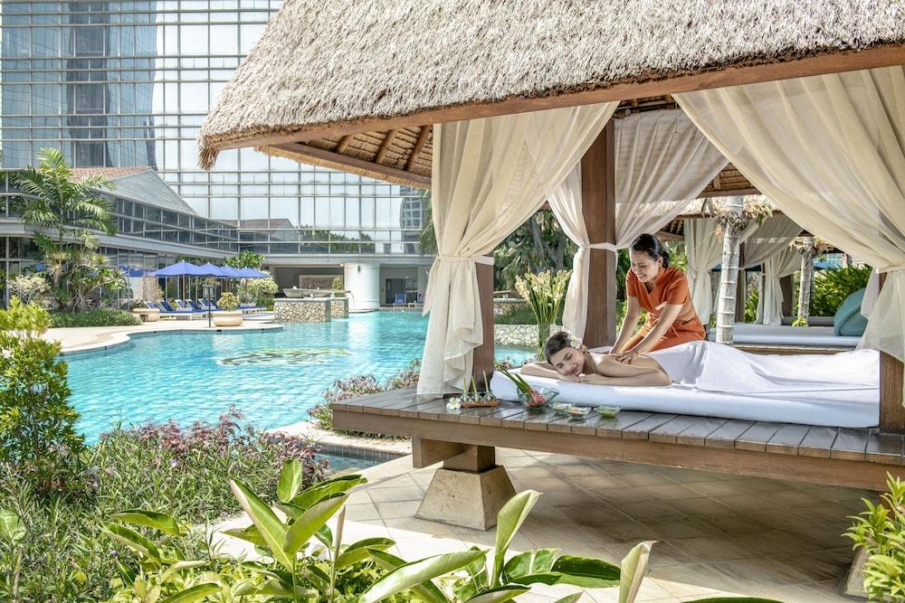 The Ritz-Carlton Jakarta, Mega Kuningan - Tap to explore photos