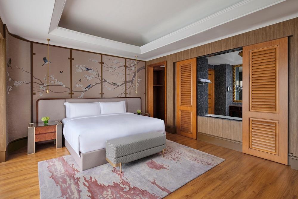 The Ritz-Carlton Jakarta, Mega Kuningan Room Type - Club Suite, 1 King Bed, City View