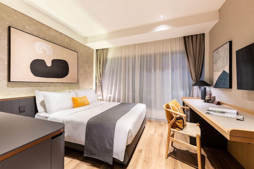 Dash Living on Prat Room Type - Deluxe Queen Room