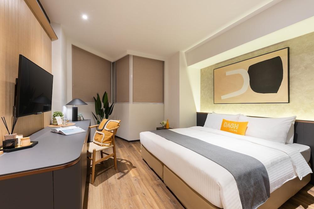 Dash Living on Prat Room Type - Premier King Room