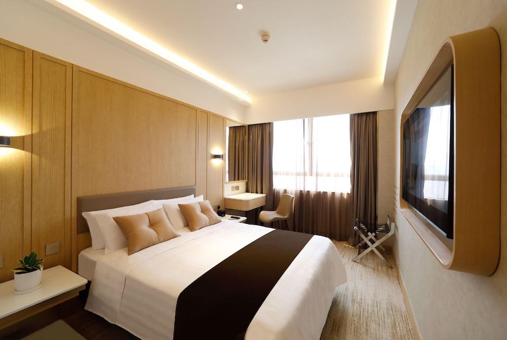 B P International Room Type - Club Floor - City Vista Queen Room