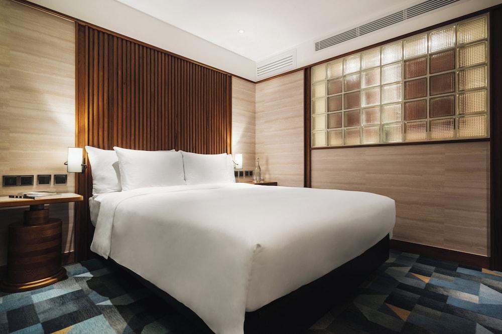 Eaton HK Room Type - Artist Studio (Suite with Buffet Breakfast)