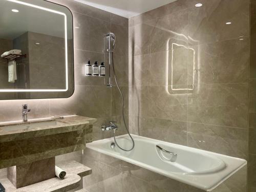 The Kimberley Hotel Room Type - Deluxe Suite