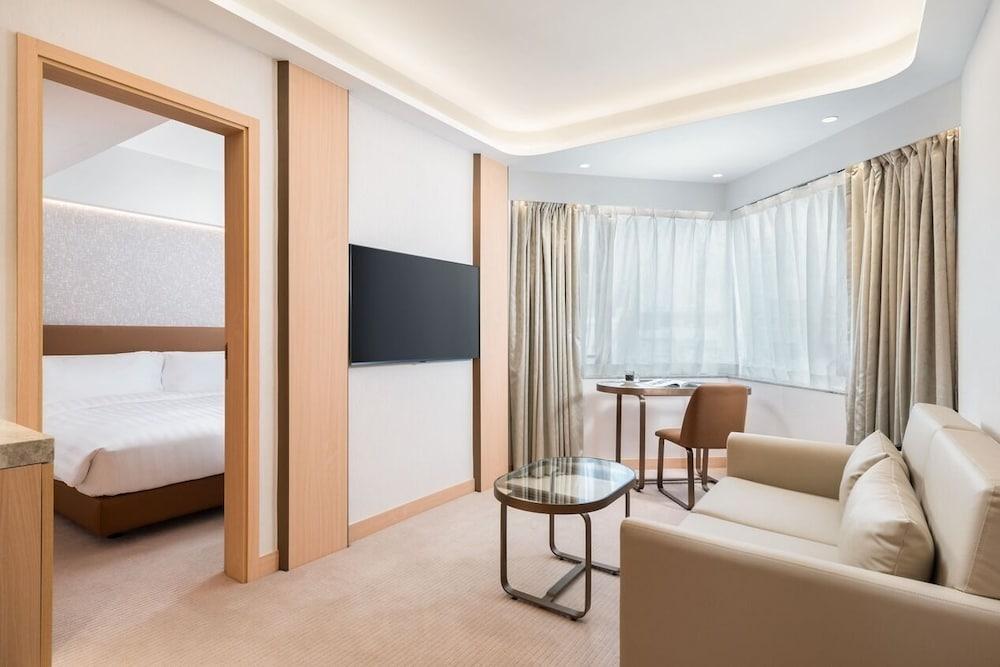 The Kimberley Hotel Room Type - Newly Renovated Superior Suite with Queen Bed The Kimberley Hotel Room Type - Newly Renovated Superior Suite with Queen Bed