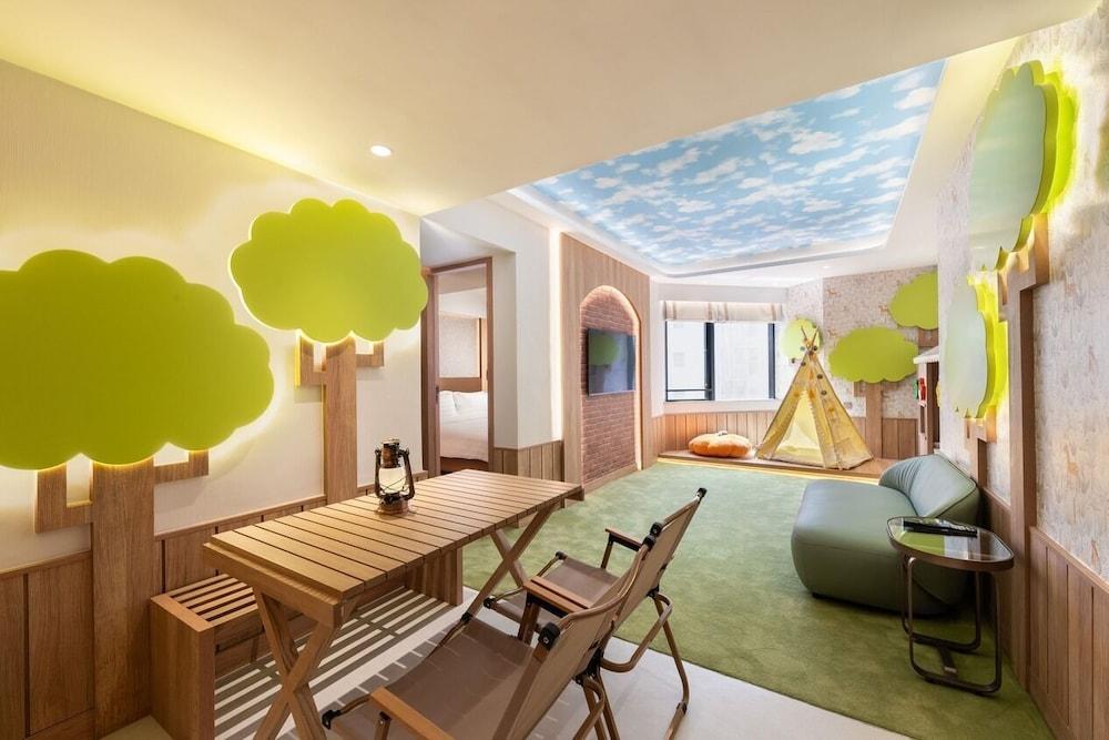 The Kimberley Hotel Room Type - Newly Renovated&nbsp;&nbsp;Garden Theme Suite with Queen Bed
