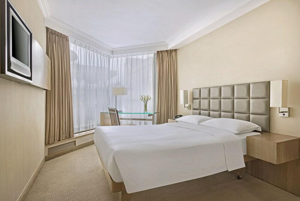 The Kowloon Room Type - Deluxe Room with one Double bed/two single beds