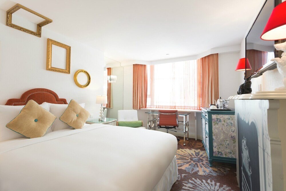 The Luxe Manor Room Type - Premier Room