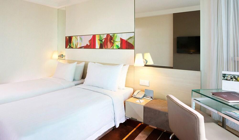 Royal Pacific Hotel Room Type - Premier Plus Room 