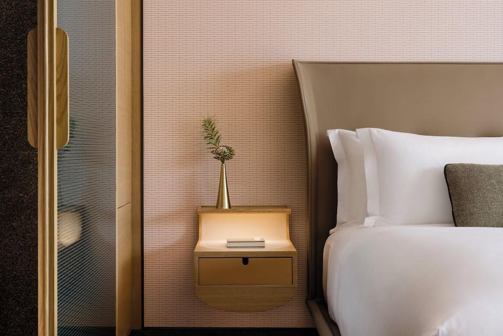 Regent Hong Kong Room Type - Classic Room