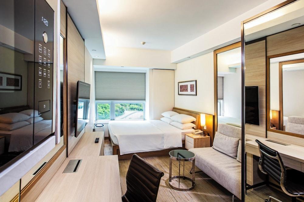Royal View Hotel Room Type - Mountain View Studio Room (1 Queen bed) Royal View Hotel Room Type - Mountain View Studio Room (1 Queen bed)