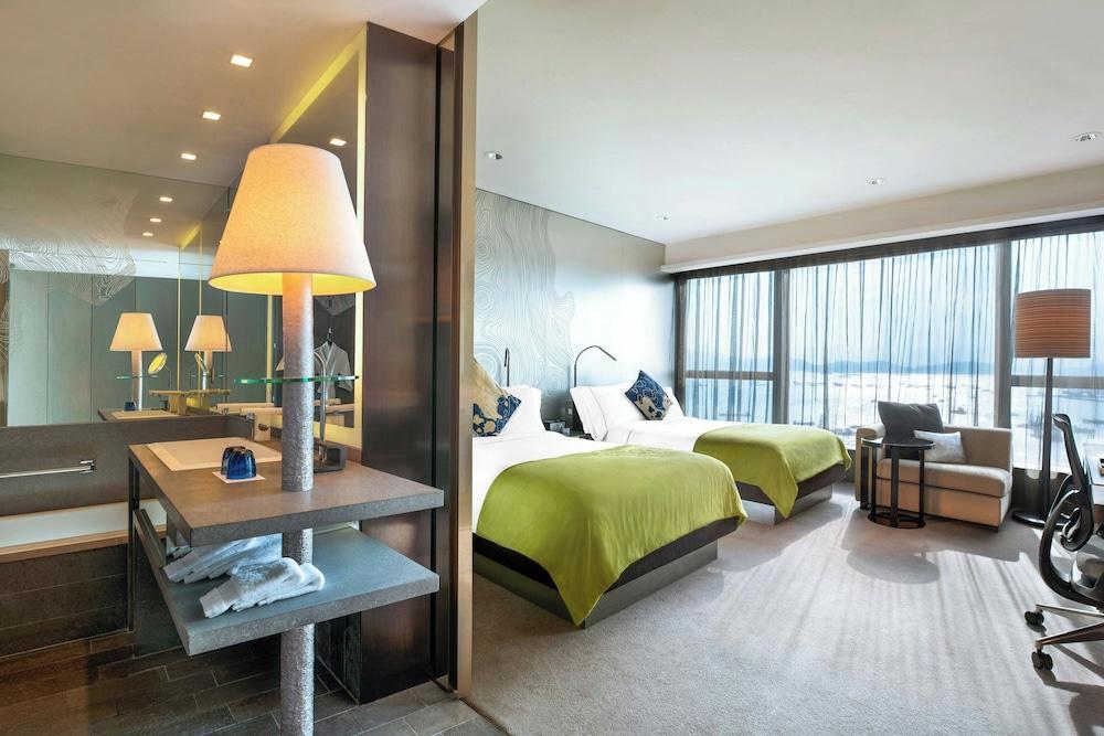 W Hong Kong by Marriott Room Type - Fabulous Room, Room, 2 Twin Beds, Oceanfront