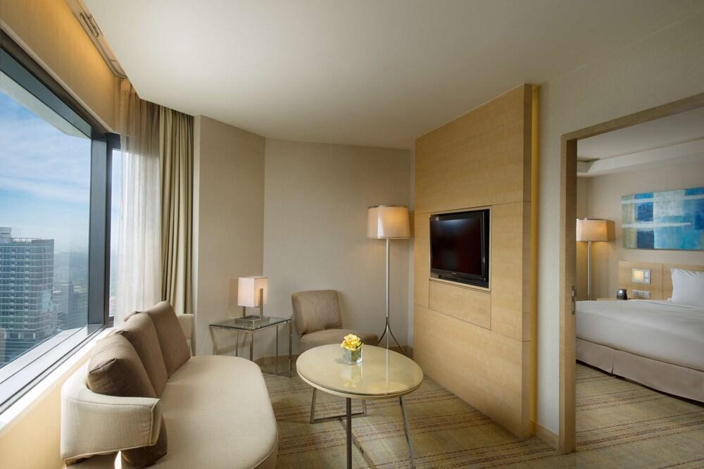 DoubleTree by Hilton Kuala Lumpur - Tap to explore photos