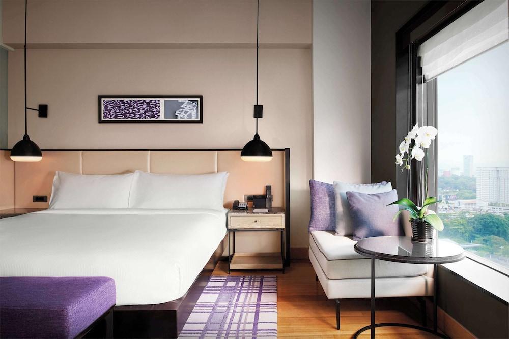 Hilton Kuala Lumpur Room Type - Junior Suite, 1 King Bed, City View