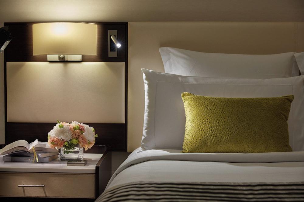 Mandarin Oriental, Kuala Lumpur Room Type - Deluxe Twin Towers View Room King Bed