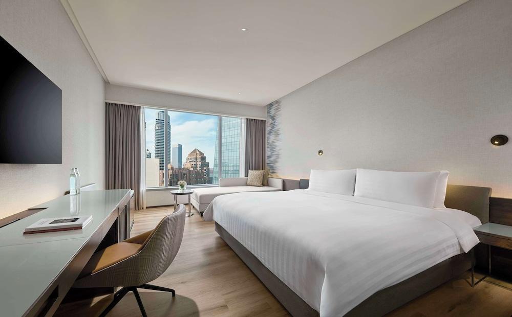 Traders Hotel Kuala Lumpur by Shangri-La Room Type - Deluxe  Room 1 King