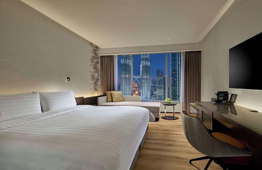 Traders Hotel Kuala Lumpur by Shangri-La Room Type - Traders Club Twin Towers View 1 King