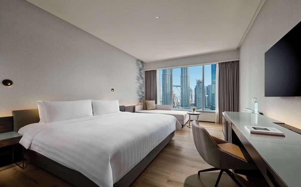 Traders Hotel Kuala Lumpur by Shangri-La Room Type - Deluxe Twin Towers View 2 Twins
