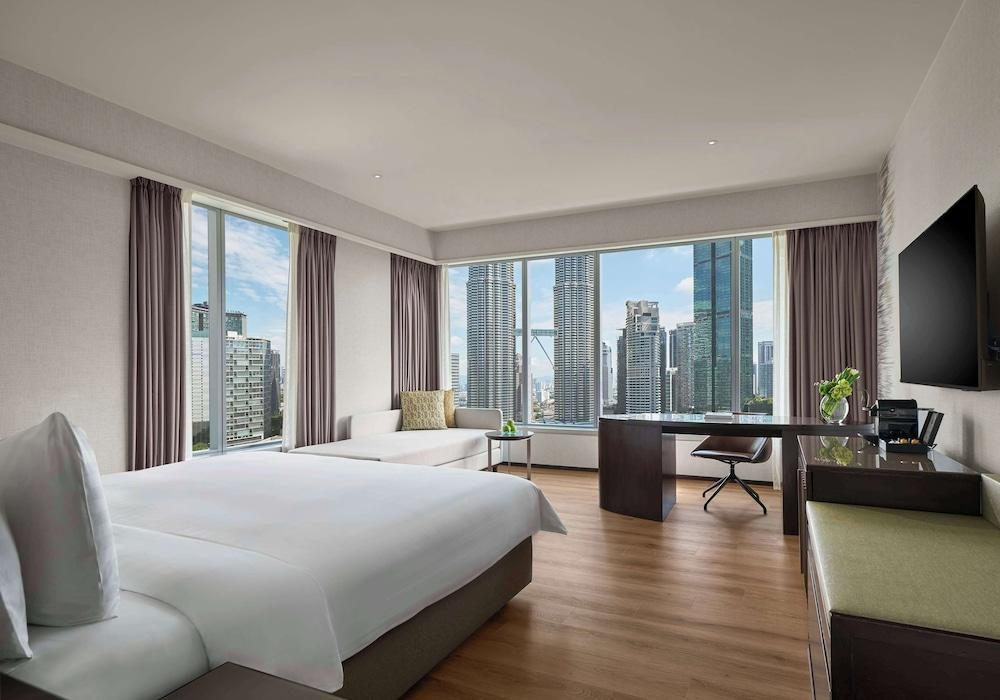 Traders Hotel Kuala Lumpur by Shangri-La Room Type - Traders Club Executive Twin Towers View 1 King