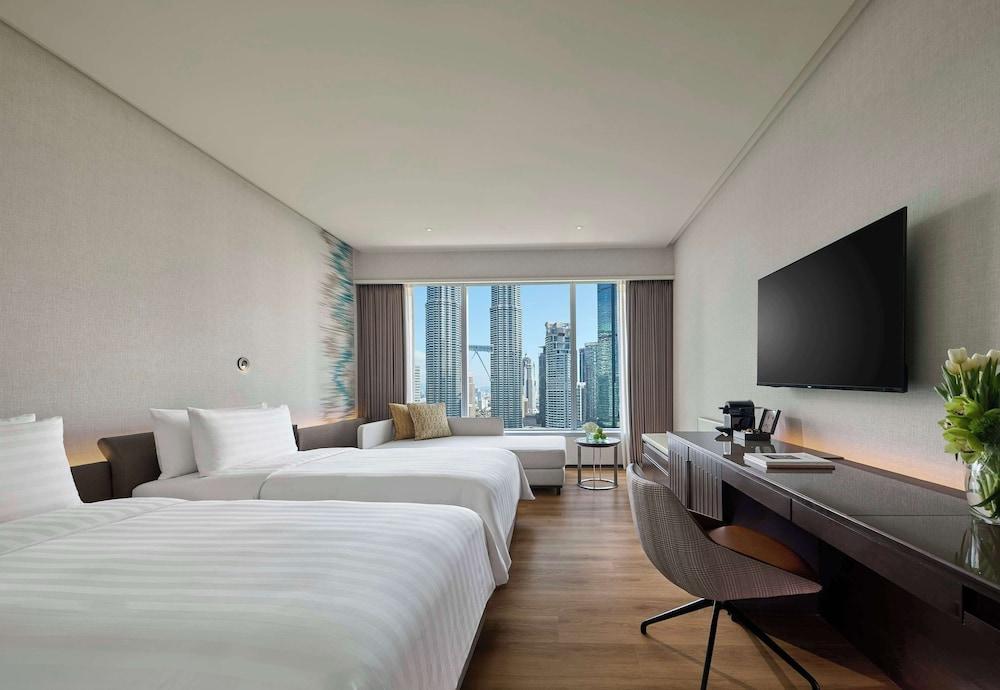 Traders Hotel Kuala Lumpur by Shangri-La Room Type - Traders Club Twin Towers View 2 Twins Traders Hotel Kuala Lumpur by Shangri-La Room Type - Traders Club Twin Towers View 2 Twins