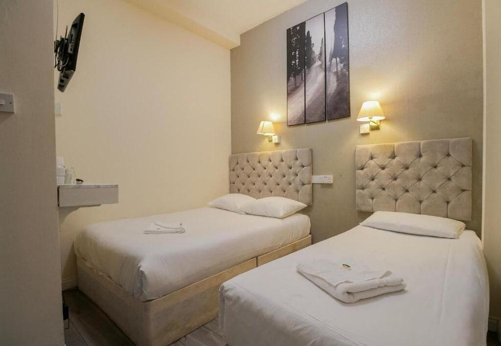 Hyde Park Court Hotel Room Type - Triple Room